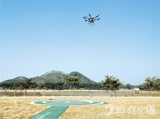 在參賽選手的操作下，無(wú)人機(jī)向目標(biāo)地點(diǎn)投擲物品。