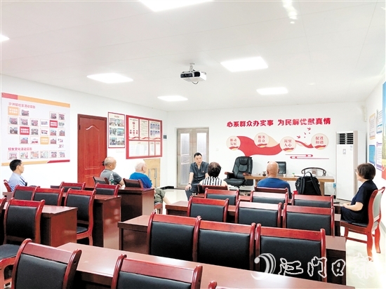 在“家庭調和會”上，羅雪峰耐心傾聽雙方的訴求。