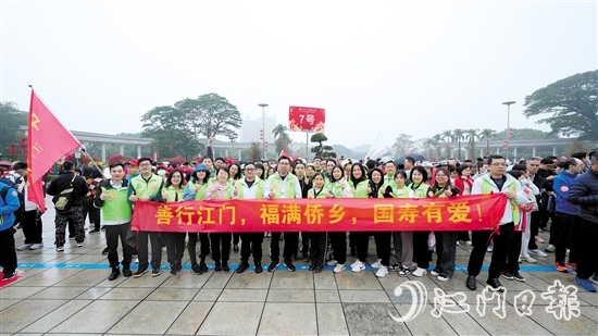 來自中國人壽江門分公司的60名志愿者代表身著統(tǒng)一服裝。