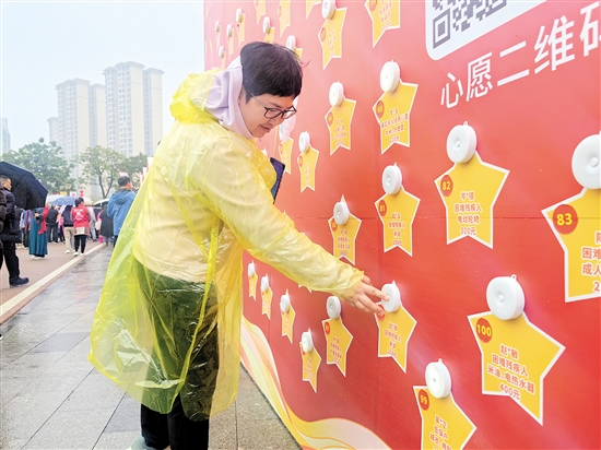 熱心市民現(xiàn)場(chǎng)點(diǎn)亮“微心愿”，幫助困難群體“圓夢(mèng)”。蔡昭璐