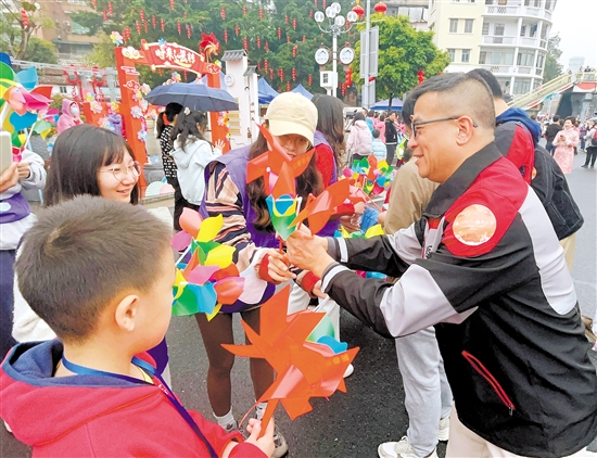 活動(dòng)現(xiàn)場(chǎng)，市民積極參與捐款、義賣等活動(dòng)，圖為市民在購(gòu)買豐泰小學(xué)師生制作的、用于義賣的風(fēng)車。
