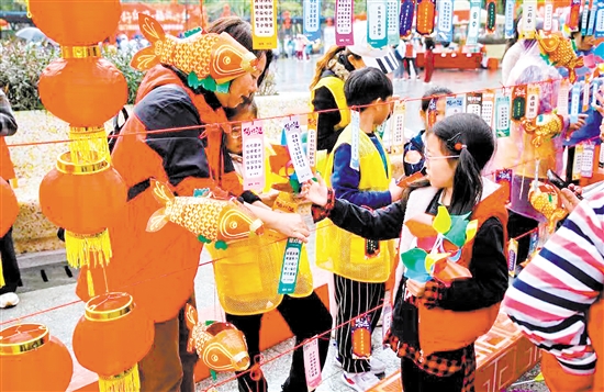 我市在活動(dòng)現(xiàn)場(chǎng)融入非遺等文化元素，致力讓每一位參與者都能在行走中感受文化魅力。江海區(qū)委宣傳部供圖