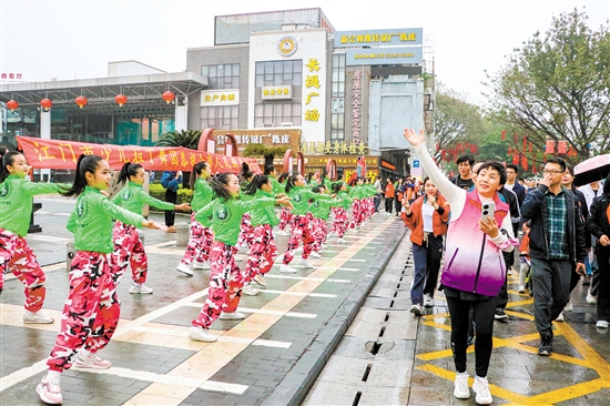 江門市少兒拉丁舞團(tuán)近30名小演員現(xiàn)場(chǎng)進(jìn)行拉丁舞串燒表演。劉淑君