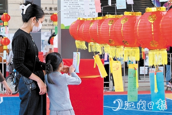 元宵節(jié)游園活動現(xiàn)場，240個火紅燈籠整齊排列，燈籠上懸掛著數(shù)張寫有謎面的紙條，吸引不少市民前來挑戰(zhàn)。