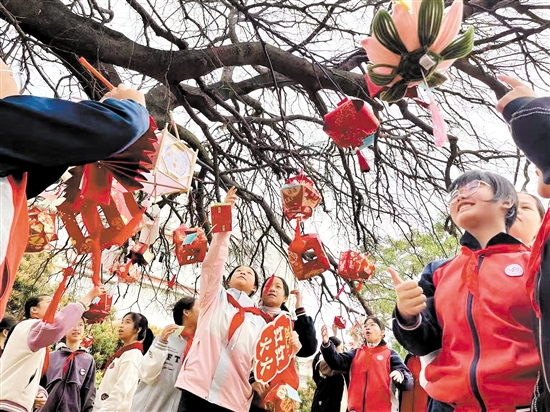 江門市怡福中學學生書寫新學期愿望，掛在校園內的百年古樹上。