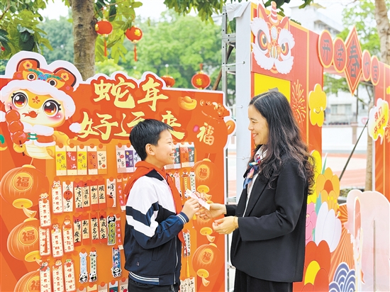 方寸之間，溫情無限。開平市僑園路小學給學生派發(fā)書簽。