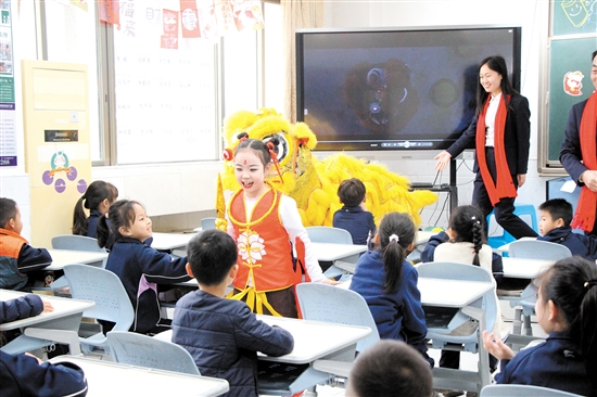鶴山市碧桂園學校學生扮演哪吒，給同學們帶來驚喜。