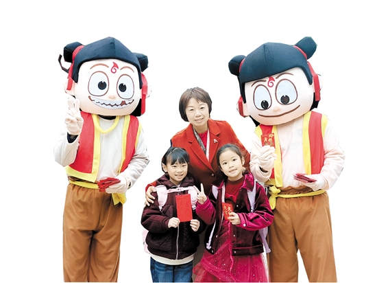 “哪吒”現身陳白沙小學，給學生帶來祝福。