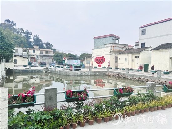 在基礎(chǔ)環(huán)境提升方面，北達村下了大力氣，帶來的新變化讓村民紛紛點贊。圖為村內(nèi)池塘。