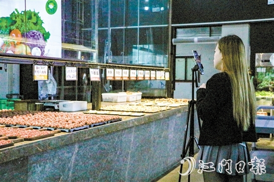近年來，北達村延伸五洞牛肉街的發(fā)展鏈條，為村集體經(jīng)濟發(fā)展注入活力。圖為餐廳員工進行直播營銷活動。