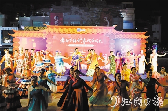 群眾舞蹈隊伍輪番登場，帶來民族舞、古典舞、秧歌等節(jié)目，表演精彩紛呈。