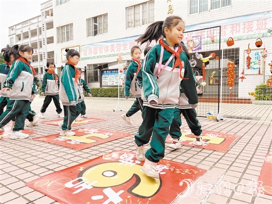 恩平市年樂學(xué)校學(xué)生一起做游戲，期待校園新生活。