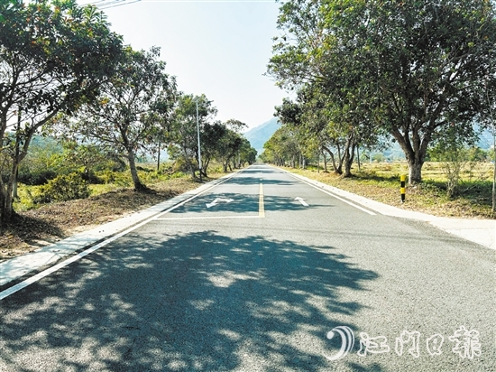 那西村推進道路的美化，方便村民出行。