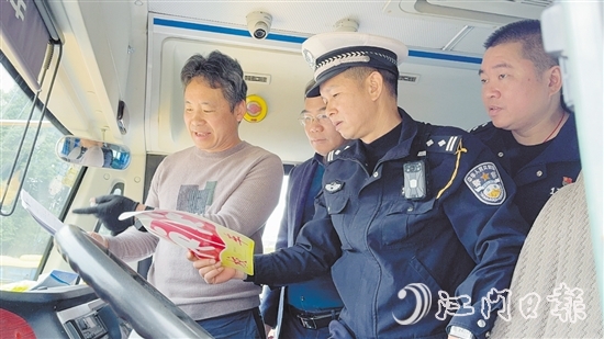 檢查組在校車檢查過程中與駕駛員解說安全駕駛校車的注意事項(xiàng)。