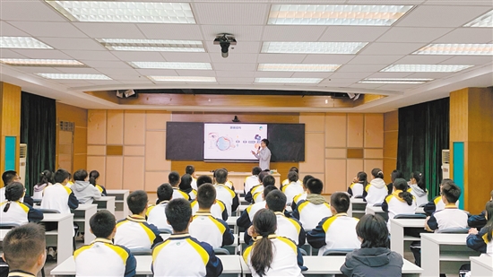 江門市疾控中心工作人員進(jìn)校園科普健康知識(shí)。