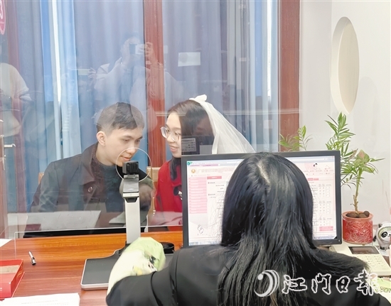 為滿足群眾跨區(qū)域婚姻登記的需求，開平市自2021年6月1日起實施婚姻登記“跨省通辦”。