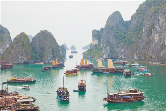 下龍灣被稱為“海上桂林”。