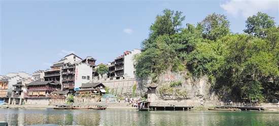 邊城茶峒群山環(huán)抱，城中有山，山中有城。