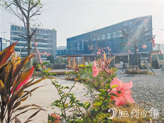 彩虹市集成為了沙崗村地標(biāo)之一，是產(chǎn)業(yè)工人日常休閑娛樂的好去處。