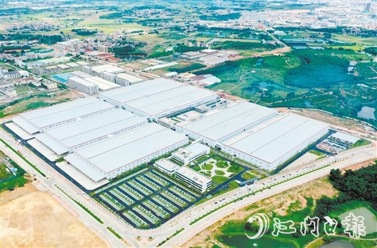 去年鶴山94個(gè)省市重點(diǎn)項(xiàng)目投資完成率達(dá)到132%，排名江門(mén)第二。圖為鶴山市隆基光伏科技有限公司。