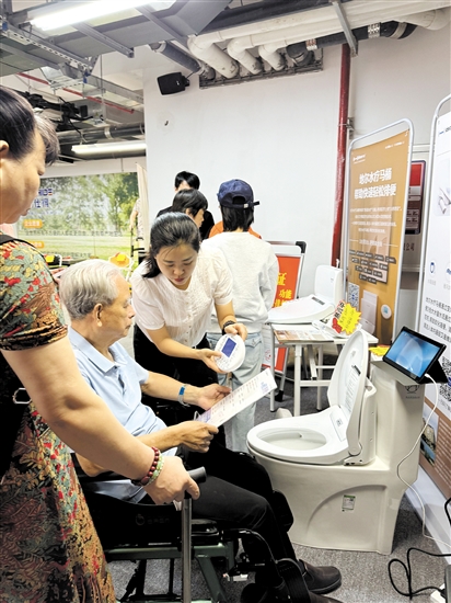 漢宇集團的水療馬桶兼具健康舒適等特點，深受老年人歡迎。漢宇集團供圖