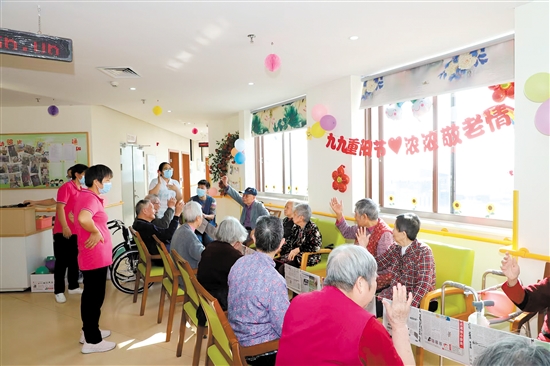 新會區(qū)養(yǎng)老中心舉辦活動，豐富老年人生活。簡家琳