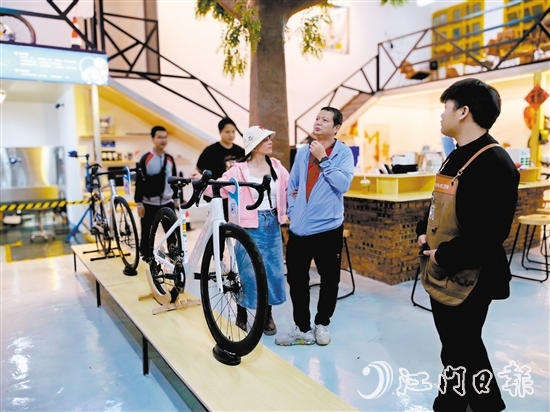 市民在Plan.B自行車生活館選購(gòu)適宜的自行車。劉瓊