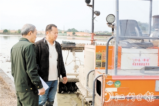 農(nóng)機安全監(jiān)理人員到田間地頭，對農(nóng)機進行安全檢查。
