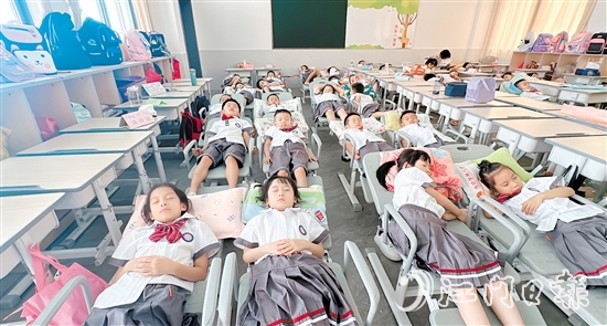 恩平全市共有“平躺睡”床位22905個(gè)，城區(qū)小學(xué)基本實(shí)現(xiàn)全覆蓋，學(xué)生們實(shí)現(xiàn)“躺睡自由”。