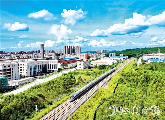 近年來，恩平發(fā)展走上“快車道”，城市高質量發(fā)展的背后匯聚了政協(xié)委員們的力量。