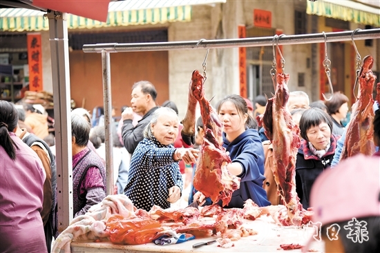 那吉黃牛肉受到歡迎，前來購買牛肉的顧客絡(luò)繹不絕。