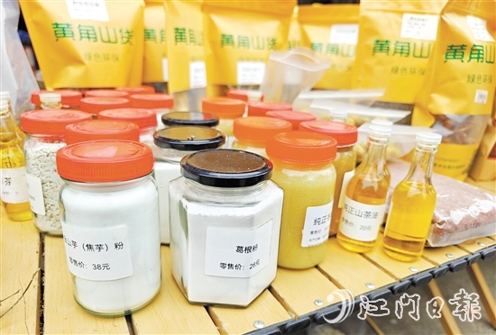 “那吉牛肉圩市”活動現(xiàn)場還售賣當(dāng)?shù)赝撂禺a(chǎn)。