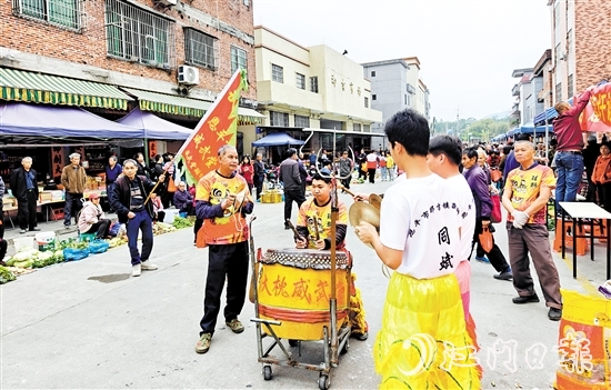 主辦方專門請了舞獅隊，動感的鑼鼓聲和精彩的舞獅表演瞬間將現(xiàn)場氣氛點(diǎn)燃。