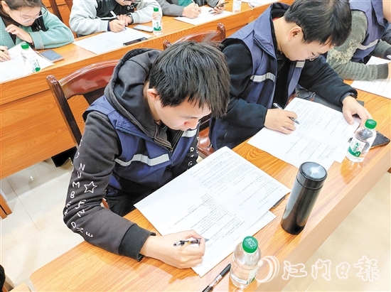 開平市應急管理局圍繞最新法律法規(guī)、行業(yè)風險變化和執(zhí)法難點定期開展培訓。