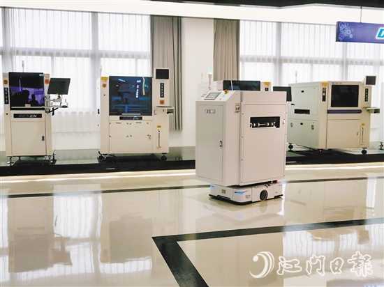 德森智能生產(chǎn)的AGV全自動機器人正在工作。劉瓊