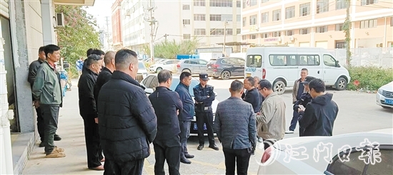 睦洲鎮(zhèn)政協(xié)聯(lián)絡(luò)組聚焦基層善治，依托基層協(xié)商驛站，協(xié)助派出所和人社部門處理企業(yè)與職工的糾紛。
