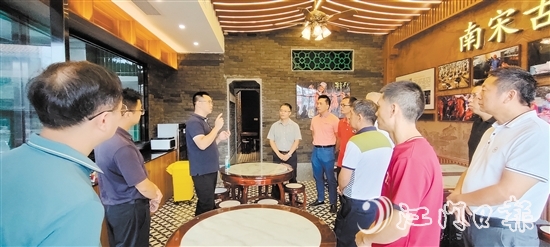 古井鎮(zhèn)政協(xié)聯(lián)絡(luò)組到霞路村調(diào)研古井特色產(chǎn)業(yè)，助力建立“強村公司+社會資本”“燒鵝+云吞”運營推廣模式。