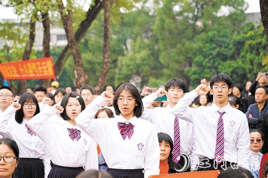 在學(xué)生代表的帶領(lǐng)下，學(xué)生們進(jìn)行了莊嚴(yán)的成人宣誓。