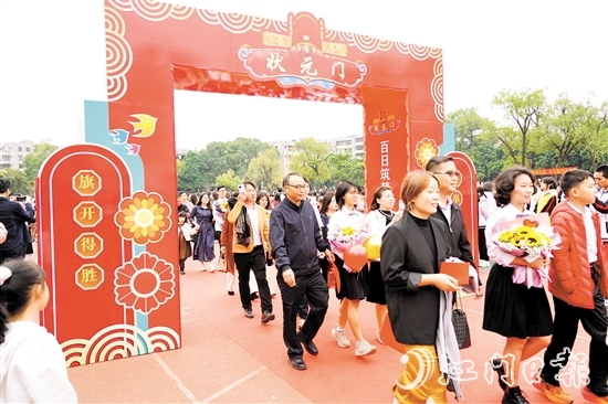 在家長(zhǎng)和教師的陪同下，學(xué)生們懷揣對(duì)未來(lái)的美好憧憬，依次跨過(guò)“成人門”“狀元門”。