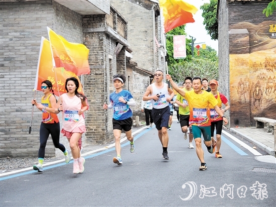 參賽選手在鮮卑古村縱情奔跑。