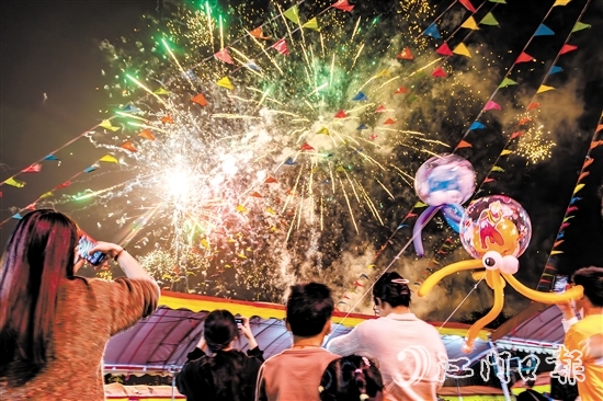 進入夜晚，花炮會現(xiàn)場仍然非常熱鬧，絢麗煙花讓村民、游客大飽眼福。歐蕊榮