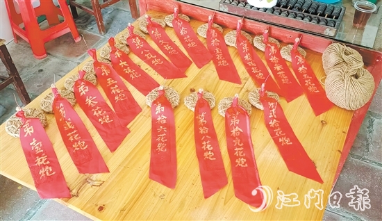 “搶炮”環(huán)節(jié)用的花炮頭由麻繩編織而成，如今“搶炮”被抽簽取代，既保留了傳統(tǒng)，又確保了安全。鶴城鎮(zhèn)供圖