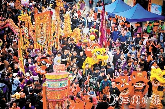 正月十六上午，小官田樟樹下村熱鬧非凡，村民們敲鑼打鼓，進行“接炮”“還炮”等環(huán)節(jié)。