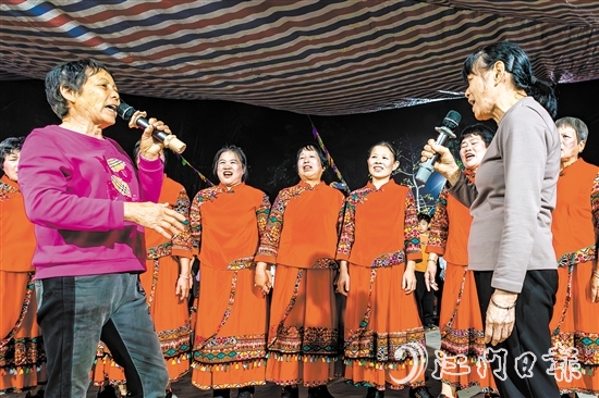 村民在花炮會上唱響《采茶歌》，詞韻精美，內(nèi)涵豐富。歐蕊榮