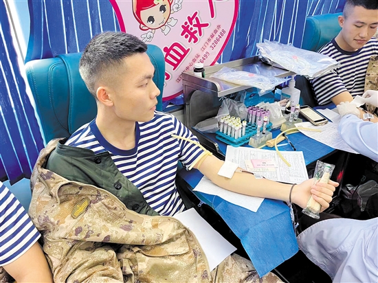 部隊官兵踴躍獻血。