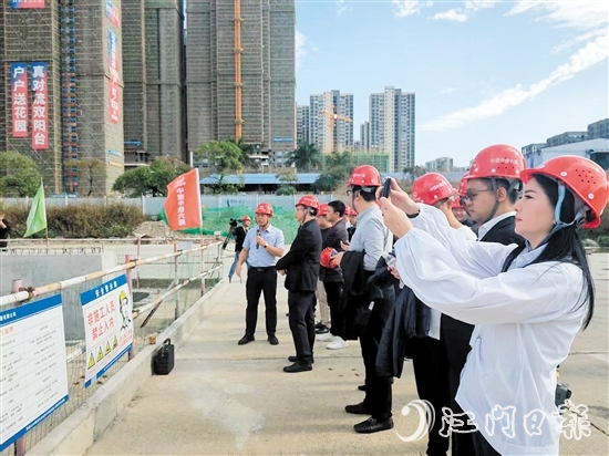 昨日下午，20多名港澳委員報(bào)到后，馬不停蹄開展視察工作。