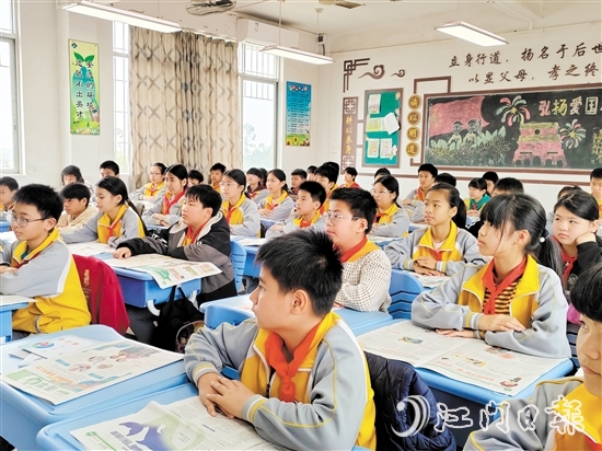 崖門鎮(zhèn)田邊小學學生收到了愛心企業(yè)捐贈的《青蘋果》。