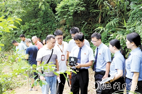檢察干警借助無(wú)人機(jī)開展調(diào)查取證工作。