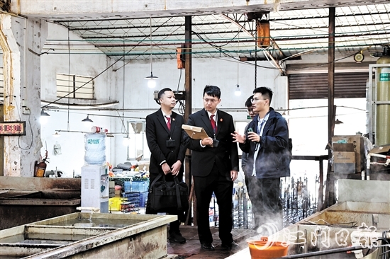 執(zhí)行干警走進涉案企業(yè)了解生產情況。