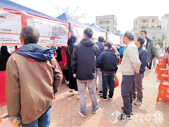 恩平市人社局在大槐鎮(zhèn)舉辦的招聘會(huì)吸引不少求職者到場(chǎng)。